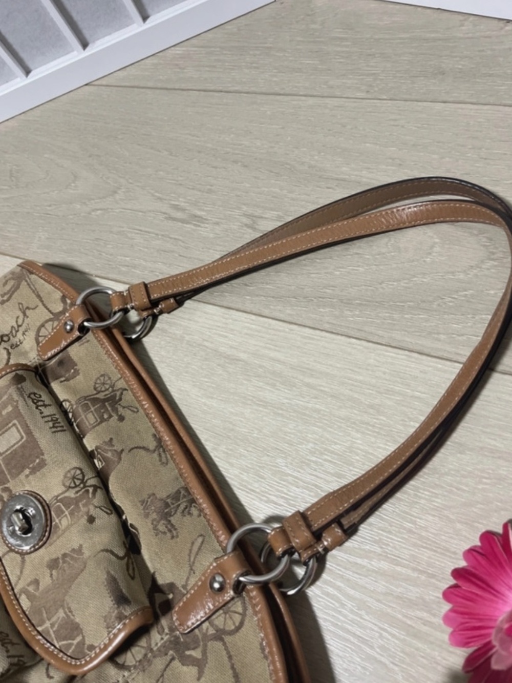Preloved [100 % Authentic] vintage Coach Horse & Carriage Jacquard Pleated Tote - Picture 7 of 11